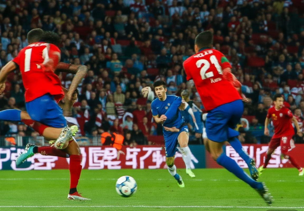 2019鲁渝之战：控球反击战术解析与球星瞬间回顾(图1)